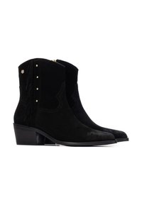 Botas de tobillo de ante negro con un tacón apilado, detalle de flecos en los lados y tachuelas doradas decorativas a lo largo de la costura exterior. Textura suave.