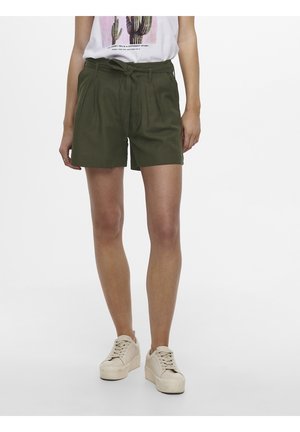 Pantalones cortos verde oliva con un cinturón de lazo, que cuentan con pliegues y bolsillos laterales. Hechos de una tela suave, tienen un corte relajado y una textura lisa.