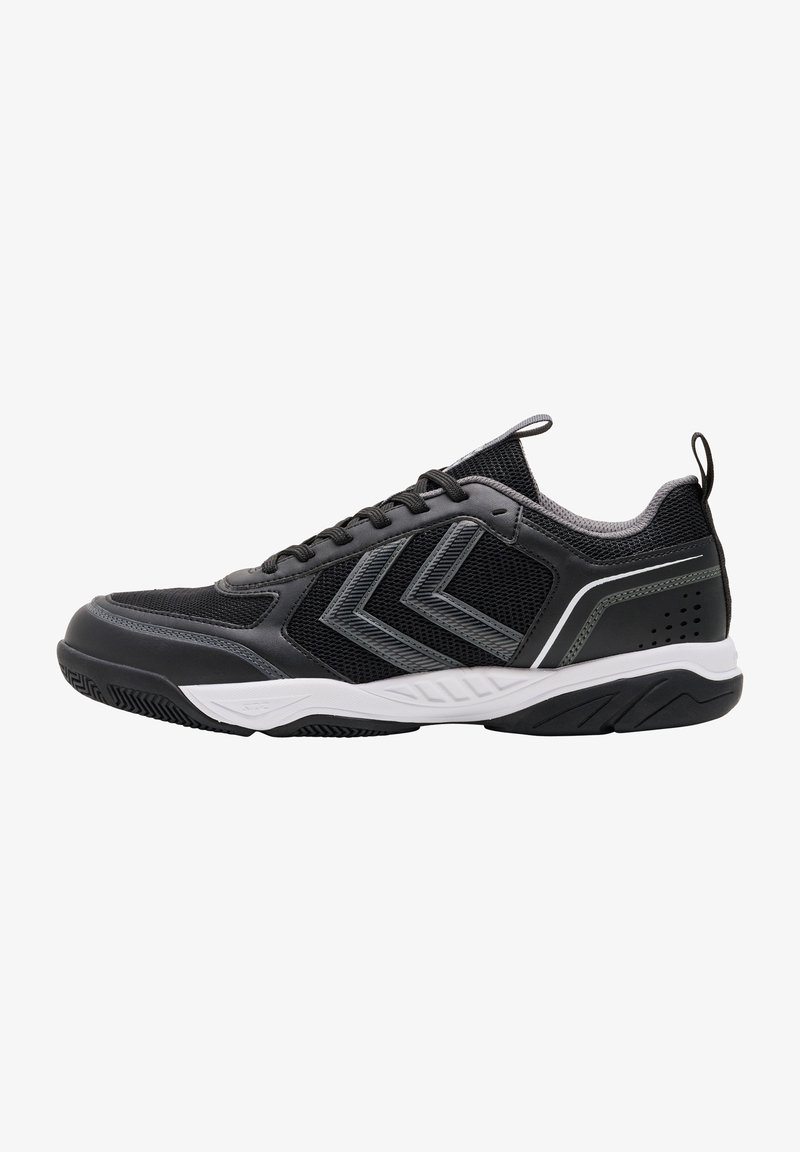 Baskets sportives noires et grises avec tige en mesh, laçage à l'avant, semelle intermédiaire blanche et deux bandes grises en chevron sur le côté.