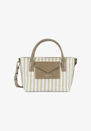 Petit sac à main tissé beige et blanc avec deux poignées en cuir marron clair, poche avant avec rabat, et bandoulière amovible.