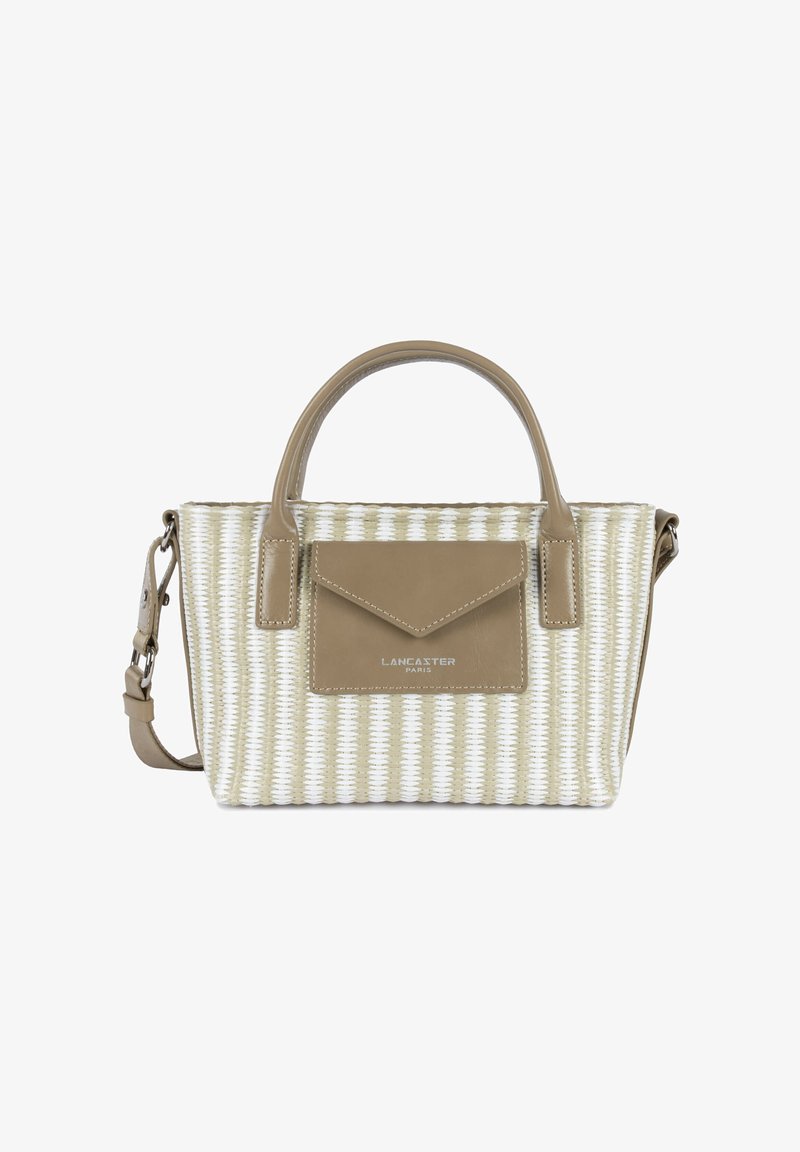 Petit sac à main tissé beige et blanc avec deux poignées en cuir marron clair, poche avant avec rabat, et bandoulière amovible.