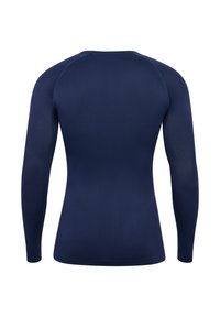 Marinblå långärmad träningsskjorta med en åtsittande design, sömlösa axlar och mjukt, texturerat tyg. Bakvy utan grafik.