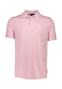 Camisa polo de algodón en rosa claro con cuello, botonera de dos botones y ribetes blancos en el cuello y las mangas. Presenta un pequeño logo.