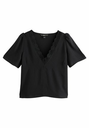 Zwarte t-shirt met korte mouwen, voorzien van een diepe V-halslijn met kanten details, soepel materiaal en een relaxte pasvorm.