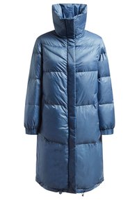 Manteau long bleu matelassé avec col haut, fermeture frontale pleine longueur, poignets élastiques et ourlet réglable à cordon.