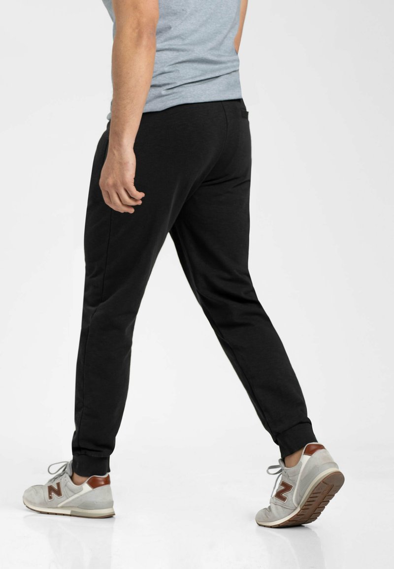 Herren Trainingsanzüge | Volcano NTERS Jogginghose black/schwarz - QP68282 Herren Trainingsanzüge | Volcano NTERS Jogginghose black/schwarz - QP68282