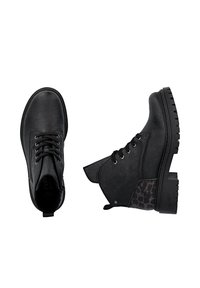 Bottines noires avec une tige en cuir lisse, fermeture à lacets, et un accent en imprimé léopard contrastant sur le talon. Semelle en caoutchouc épaisse.