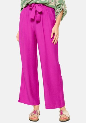 Pantaloni a gamba larga in un vivace fucsia, realizzati in tessuto leggero. Presentano una cintura con cravatta in vita e una finitura liscia e leggermente texture.