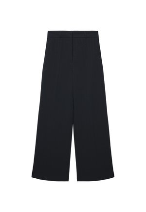 Schwarze weit geschnittene Hosen aus strukturiertem Stoff, mit vertikalen Nadelstreifen, einem taillierten Bund und ohne sichtbare Taschen oder Verzierungen.