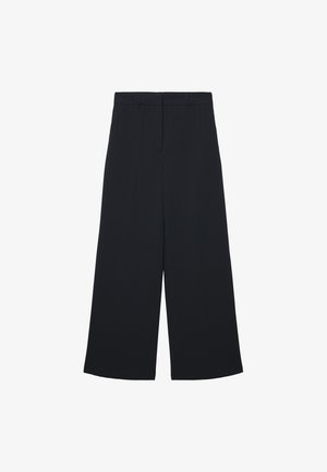 Schwarze weit geschnittene Hosen aus strukturiertem Stoff, mit vertikalen Nadelstreifen, einem taillierten Bund und ohne sichtbare Taschen oder Verzierungen.