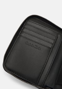Calvin Klein LINE QUILT MEDIUM ZIP AROUND - Portafoglio - black