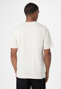 Fila APPAREL NAVIGLI CAFFÉ GRAPHIC - Camiseta estampada - egret