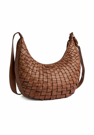Barna bőr válltáska horgolt mintával, ívelt formával és állítható pánttal, fehér háttéren.