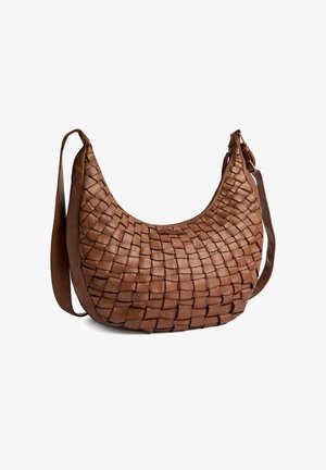 Borsa a tracolla in pelle marrone con motivo intrecciato, forma curva e tracolla regolabile su sfondo bianco.