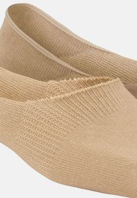 Beige No-Show-Socken mit strukturiertem Strickdesign, elastischen Rändern und einer glatten Oberfläche am Bündchen für einen sicheren Sitz.