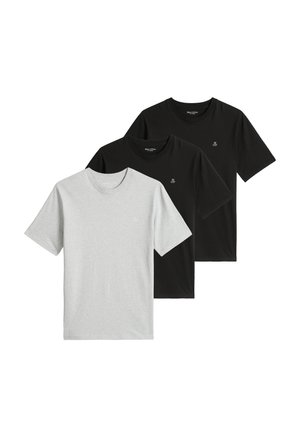 Tre t-shirts med rund hals og korte ærmer, to sorte og en lysegrå, stablet med små brystlogoer på hvid baggrund.