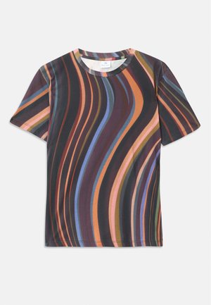 T-shirt à manches courtes en tissu doux, arborant un motif ondulé dans des tons sombres avec des couleurs vives : orange, bleu, violet et vert.
