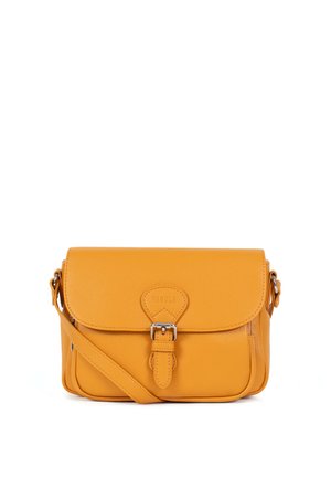 Sac bandoulière en cuir jaune avec sangle réglable, fermeture à rabat, boucle frontale et embossage subtil de la marque sur le rabat.