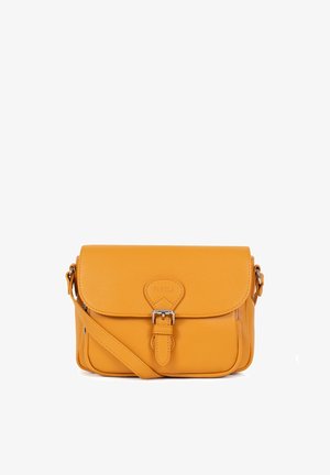 Sac bandoulière en cuir jaune avec sangle réglable, fermeture à rabat, boucle frontale et embossage subtil de la marque sur le rabat.