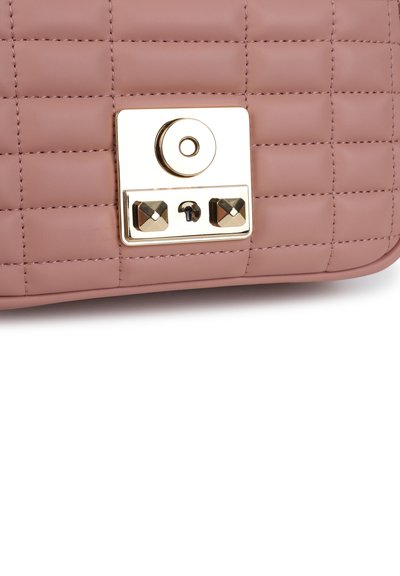 Sac en synthétique rose matelassé avec des accessoires en or, doté d'une fermeture ronde et de deux clous carrés sur l'avant pour la fermeture.