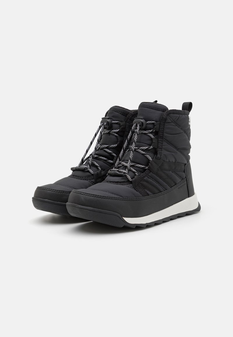 Schwarze, isolierte mid-top Stiefel mit gestepptem Obermaterial, strukturiertem Finish, grauen Schnürsenkeln und weißer Gummisohle. Entwickelt für Wärme und Komfort.
