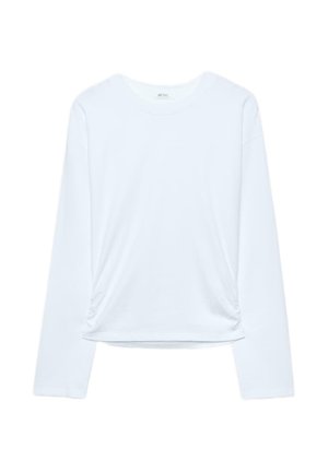 Hvid langærmet skjorte med rund hals, let rynkedetalje nær kanten og lige snit.