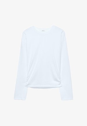 Bijela majica dugih rukava s okruglim izrezom, blago nabrana uz rub i ravnim krojem.