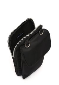 Juodas siuvinėtas per petį nešiojamas krepšys su užtrauktuku, sidabrinėmis detalėmis ir priekinėmis kišenėmis. Lygus audinys su švelnia tekstūra ir kompaktišku dizainu.