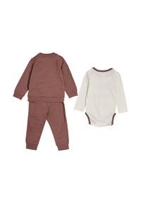 Zwei Baby-Outfits: ein brauner Sweatshirt und passende Hose, daneben ein cremefarbenes Langarmbodysuit mit brauner Einfassung. Weiches, Baumwollmaterial.