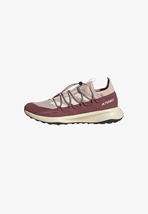 Chaussure de sport bordeaux et beige avec une tige en maille, des lacets élastiques et une semelle texturée, profil bas et semelle intermédiaire rembourrée.