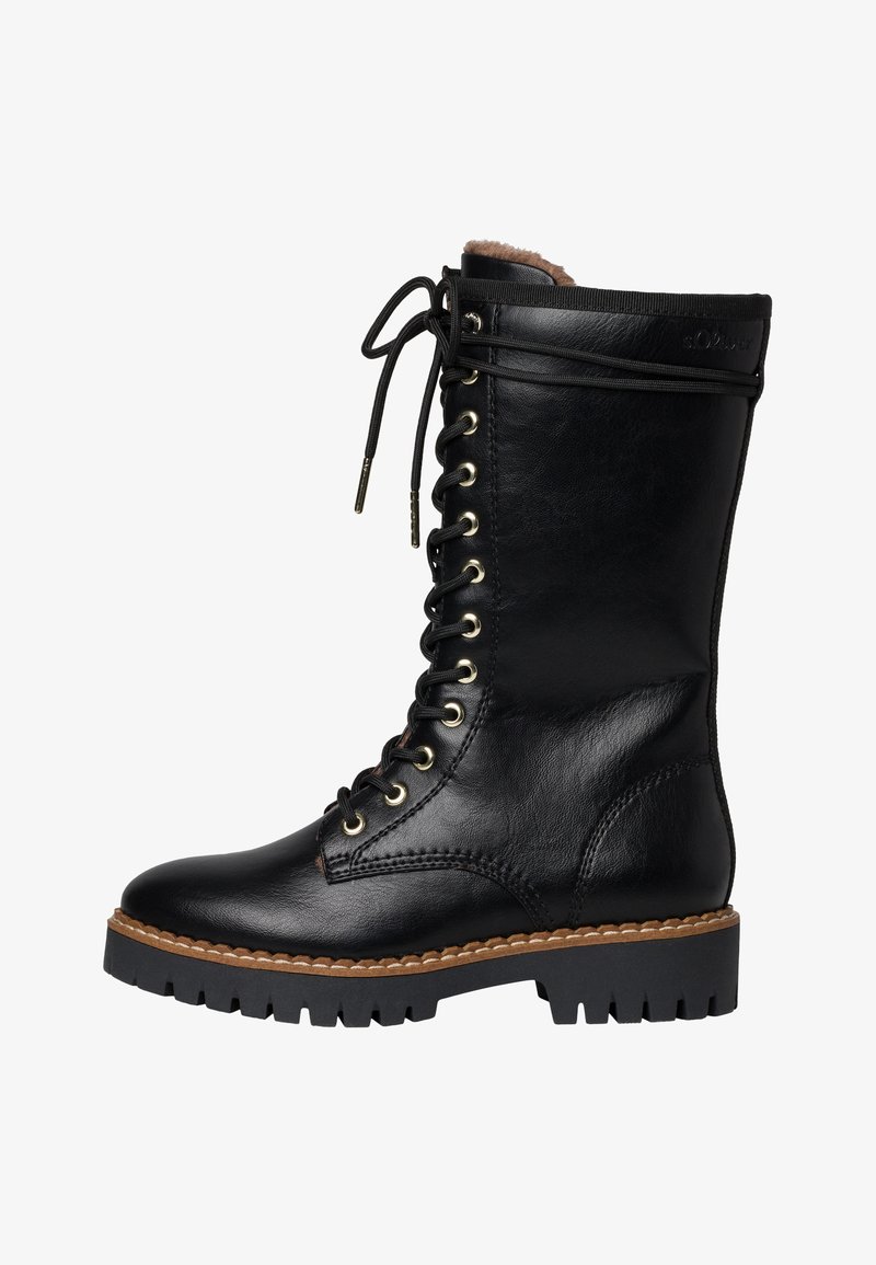 Stivale in pelle nera con lacci e occhielli dorati, suola robusta e parte superiore imbottita. Presenta una texture liscia e rivestimento interno marrone.
