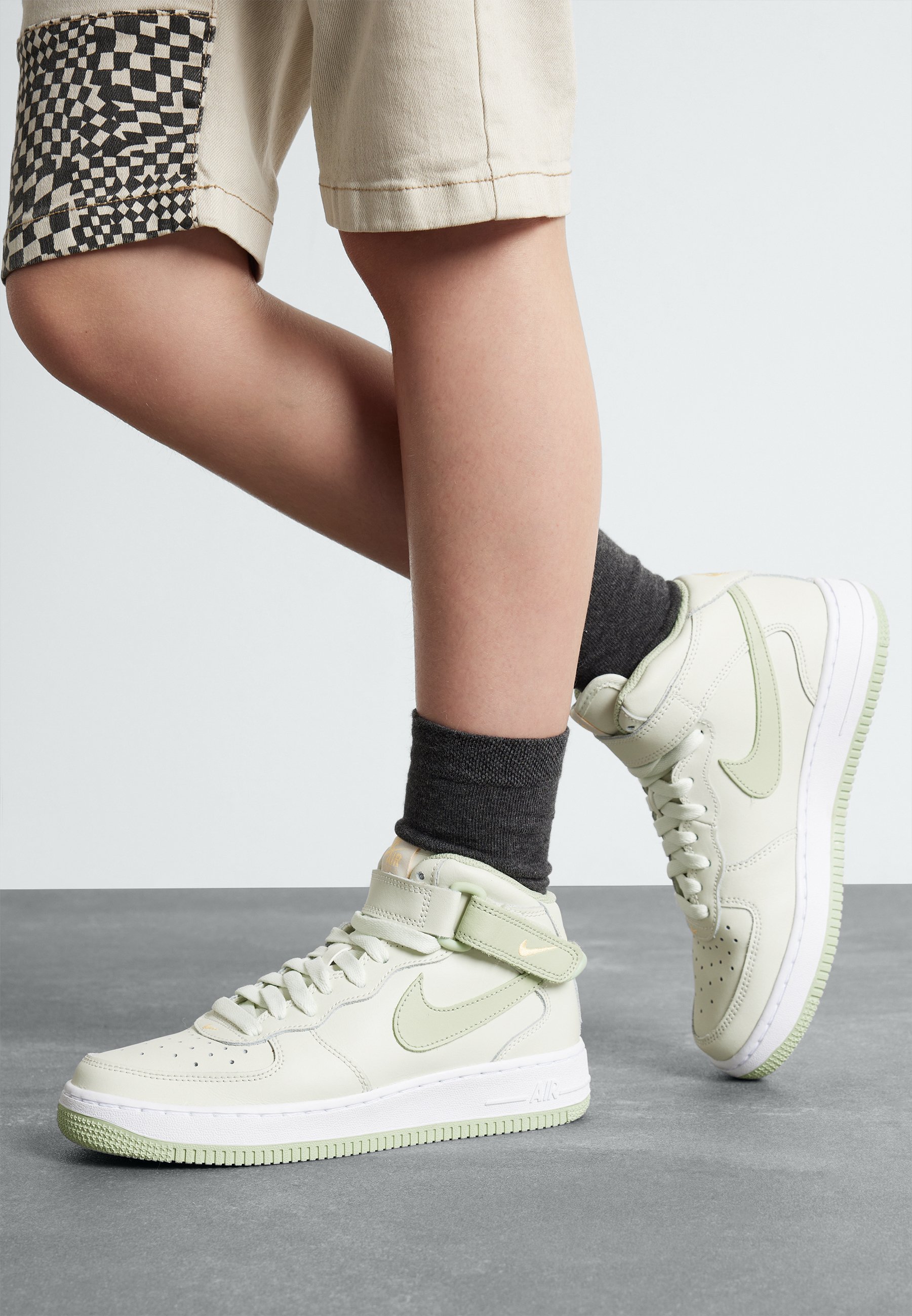 Ces baskets Nike ressemblent comme 2 gouttes d'eau aux Air Force 1 : elles  sont bien moins cher