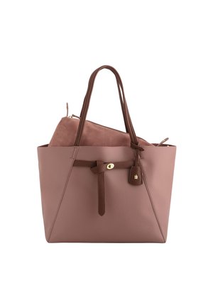 Sac en cuir rose avec des accents et poignées marron, doté d'une fermeture éclair et de sangles décoratives. Un petit pouch rose est inclus à l'intérieur.