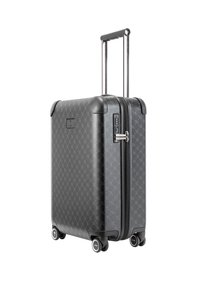 Zwarte harde koffer met een subtiel geometrisch patroon, dubbele rits, cijferslot en vier wielen voor gemakkelijke mobiliteit.