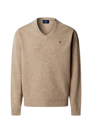 Jersey de lana beige con cuello en V, mangas largas, puños y dobladillo acanalados, y un pequeño logo bordado de remos cruzados en el pecho.