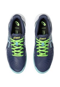 Zapatillas deportivas en color azul marino con un upper texturizado, cordones verdes y acentos en azul claro. Presentan un diseño de malla y un talón reforzado.