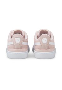 Sneaker Puma con una morbida tomaia in suede rosa, dettagli bianchi, colletto imbottito e suola testurizzata per aderenza e comfort.