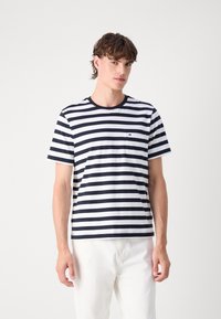 Tommy Hilfiger ESSENTIAL SOLID POCKET TEE - Paprasti marškinėliai - desert sky/white