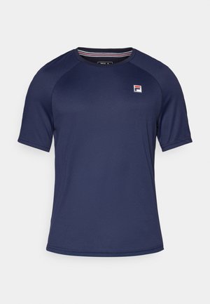 Sötétkék, rövid ujjú póló sima anyagból, kerek nyakkivágással és egy kis piros, fehér és kék logóval a mellkasán.