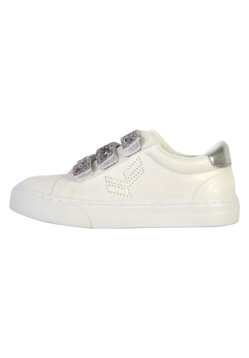Sneaker bianco in pelle con tre fasce di velcro argentate metalliche, dettagli perforati, punta rotonda e suola bianca testurizzata.