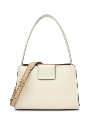 Bolso rectangular beige con asa superior y correa de hombro ajustable en color marrón claro, con una solapa frontal en relieve con el logo "TOUS".