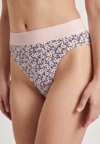 Roze en marineblauwe bloemenpatroon hipsterondergoed met een brede, zachte elastische tailleband en een gladde stofstructuur.