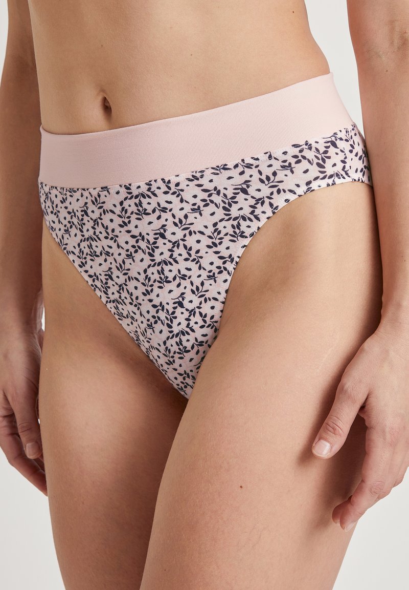 Roze en marineblauwe bloemenpatroon hipsterondergoed met een brede, zachte elastische tailleband en een gladde stofstructuur.