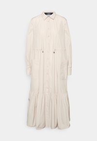 Abito button-up beige chiaro con maniche lunghe, vita arricciata, due tasche frontali e orlo a strati con volant. Realizzato in un tessuto morbido.