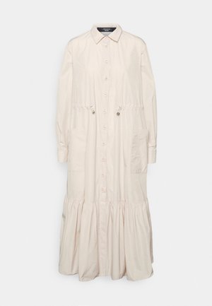 Helles beiges Button-up-Kleid mit langen Ärmeln, gerafftem Taillenschnitt, zwei Vordertaschen und einem gestuften Rüschensaum. Hergestellt aus einem glatten Stoff.