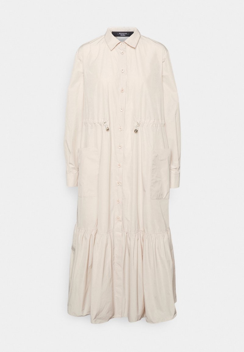 Abito button-up beige chiaro con maniche lunghe, vita arricciata, due tasche frontali e orlo a strati con volant. Realizzato in un tessuto morbido.