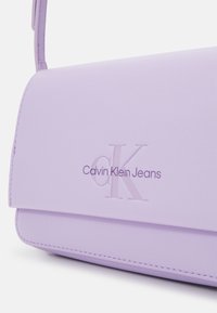 Calvin Klein Jeans SCULPTED FLAP PHONE MONO - Torba čez telo - pastel lilac