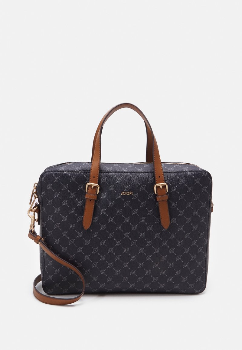 Granatowa torebka syntetyczna o wzorzystej powierzchni, brązowe skórzane uchwyty i złote okucia. Posiada zamek błyskawiczny oraz odczepiany pasek na ramię.