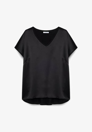 Černá saténová blůza s krátkým rukávem a výstřihem do V, s mírně zakřiveným lemem a volným střihem, umístěná na bílém pozadí.