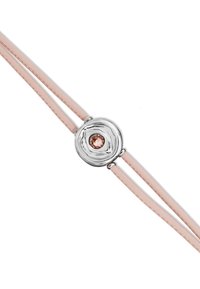 Pulsera de cuero rosa con un cierre circular de plata que presenta una piedra preciosa rosa facetada en el centro y detalles metálicos texturizados.